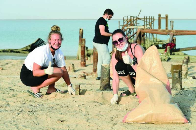 سعادة بالمشاركة في تنظيف الشاطئ