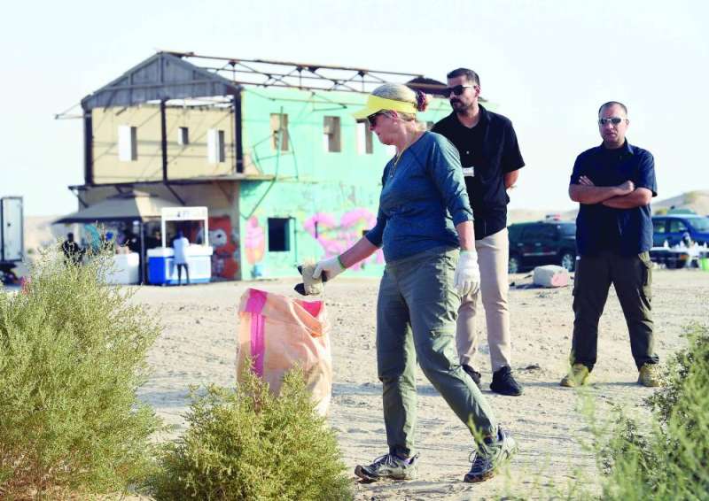 رومانوسكي تضع النفايات في الأكياس المخصصة لها
