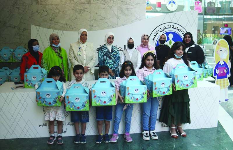 هدايا لأطفال مشاركين في الفعالية