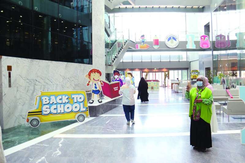 مظاهر الاحتفال بعودة المدارس في مدخل الهيئة 	(تصوير أسعد عبدالله)
