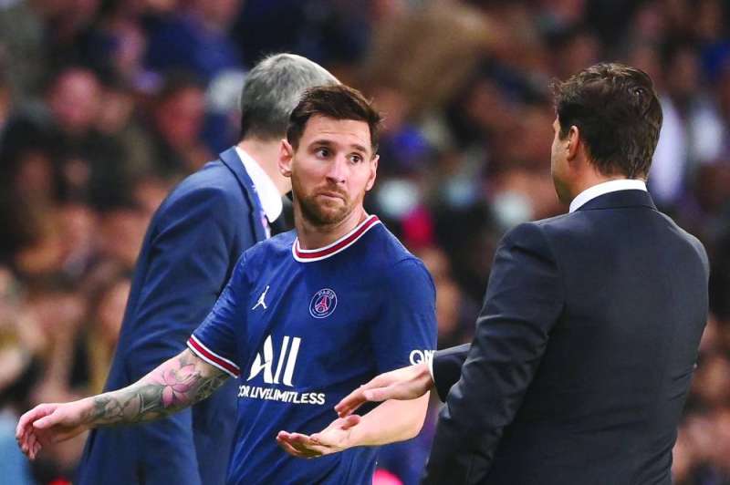 ميسي رفض مصافحة بوكيتينو لدى استبداله (أ ف ب)
