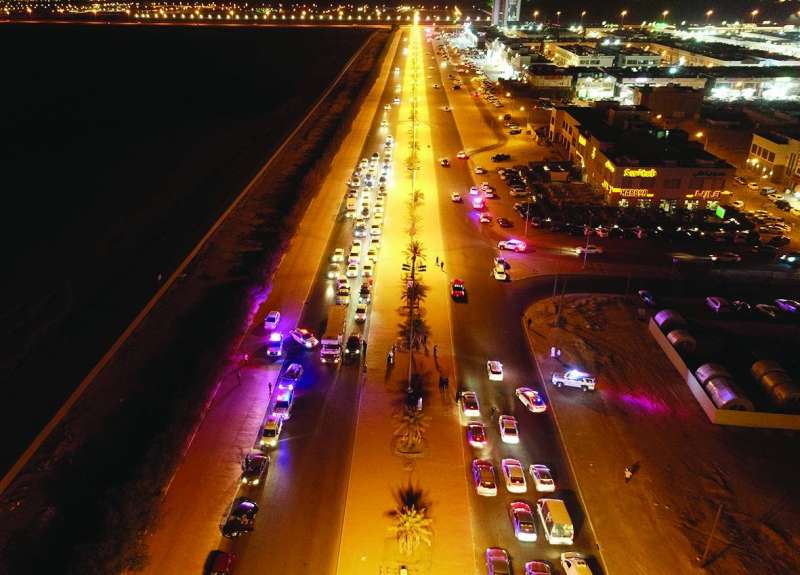 الحملة الأمنية تسيطر على مدخل ومخرج أسواق القرين (تصوير أسعد عبدالله)