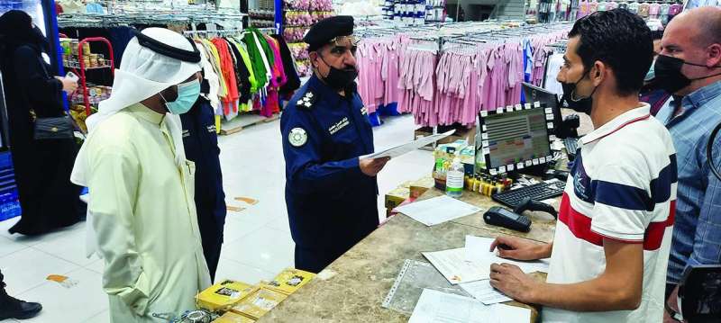 تفتيش أحد الأسواق
