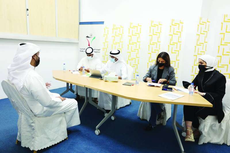 جانب من إحدى المقابلات مع أحد المرشحين للعمل 