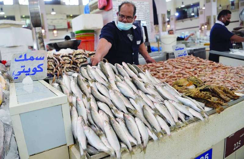 
بائع يعرض أسماك الميد والروبيان	(تصوير نايف العقله)
