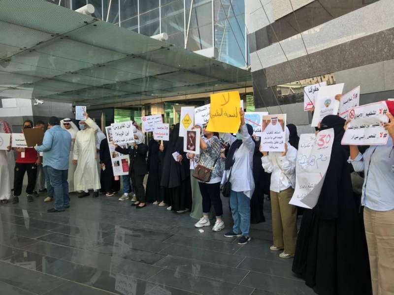 50 معلماً ومعلمة وقفوا في «التربية» احتجاجاً على الـPCR
 