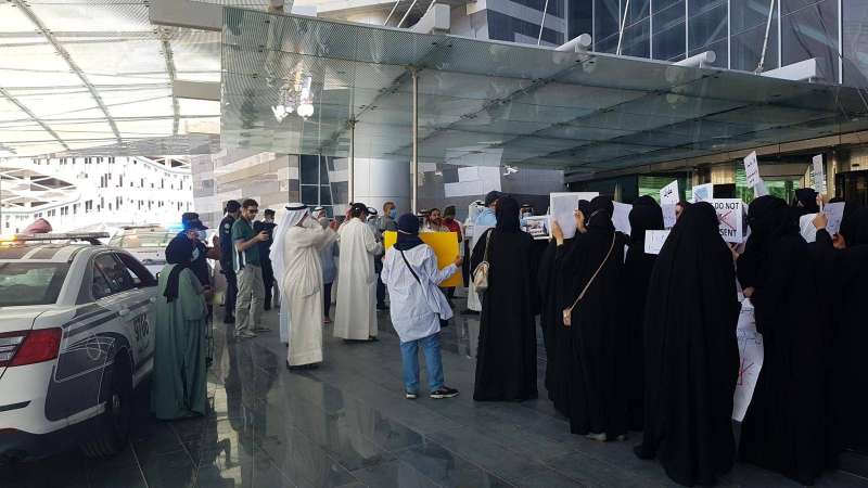 50 معلماً ومعلمة وقفوا في «التربية» احتجاجاً على الـPCR
 