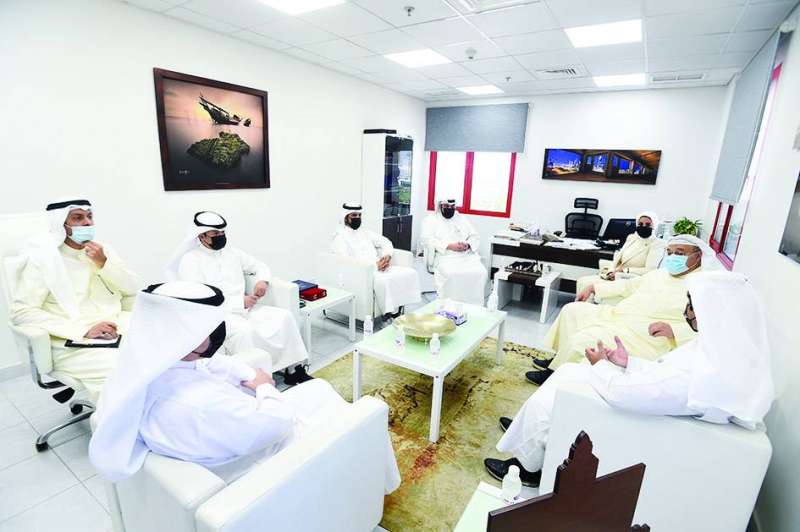 
الوزير المطيري برفقة عدد من مسؤولي الوزارة خلال اللقاء
