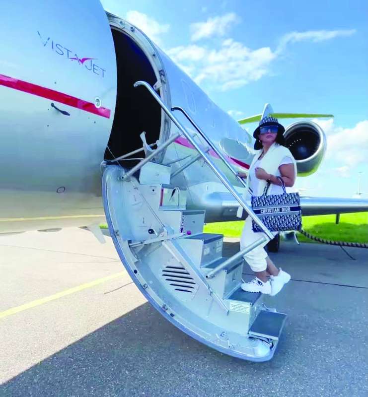 
بثينة الرئيسي تصعد الطائرة الخاصة
