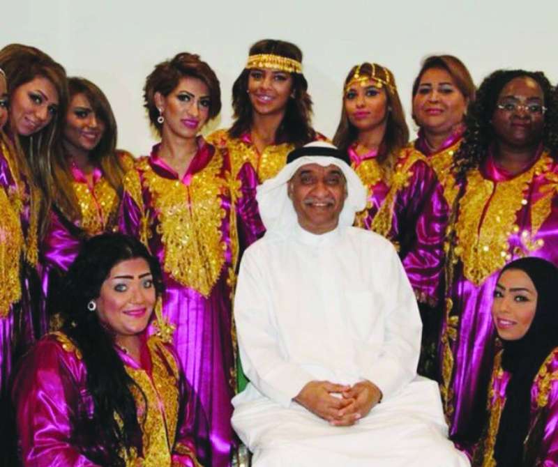 
الرويشد مع الفرقة النسائية الكويتية
