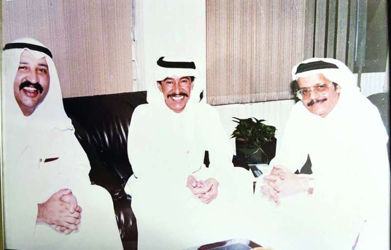 
العويش مطلع التسعينات مع الراحل طلال مداح وعبدالكريم عبدالقادر في شركته
