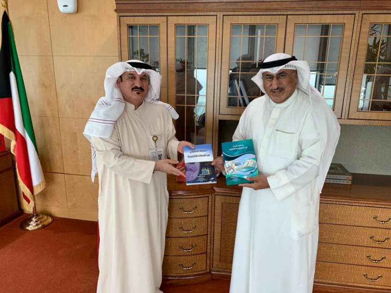 الخضري يهدي الفارس «مناهج البحث في تكنولوجيا التعليم» و«التعليم الإلكتروني»
