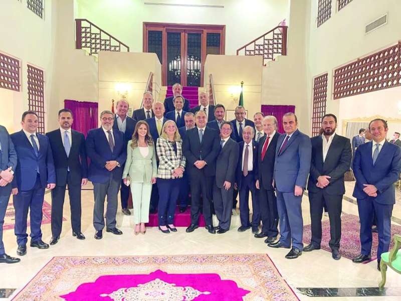 السفيرة رومانوسكي وهاشم وأعضاء من السفارتين ومجلس العمل اللبناني في الكويت

