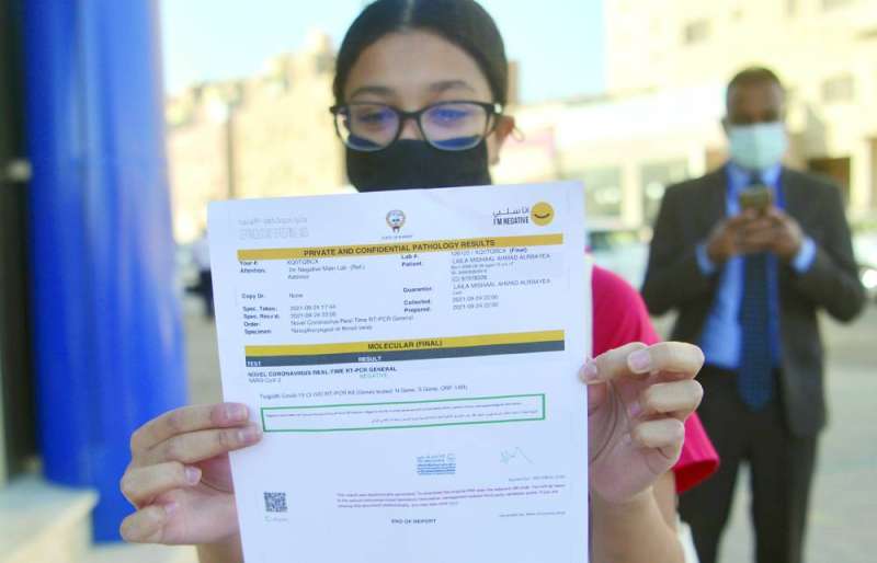 طالبة تعرض شهادة الـ«PCR»
