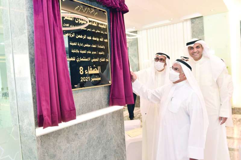 
العمر والبرجس خلال إزاحة الستار عن اللوحة التذكارية للمشروع