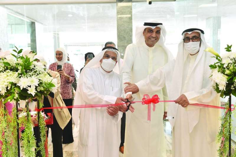 قص شريط افتتاح المشروع 