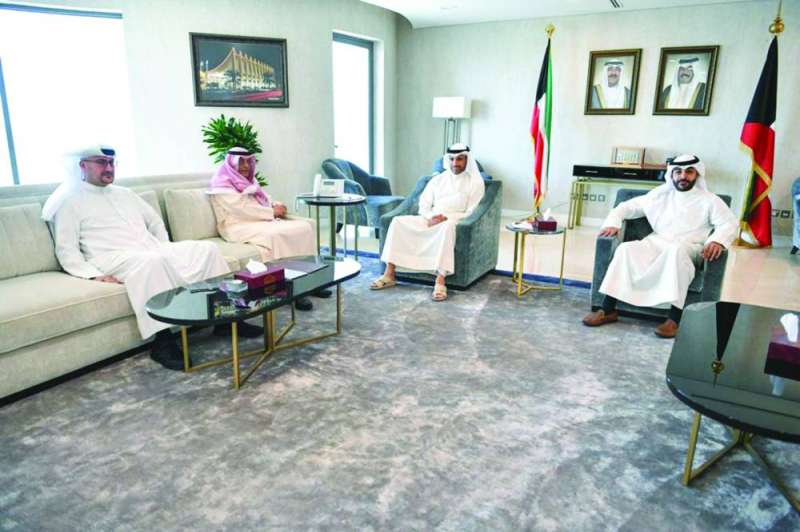 الغانم مستقبلاً وفد المنبر