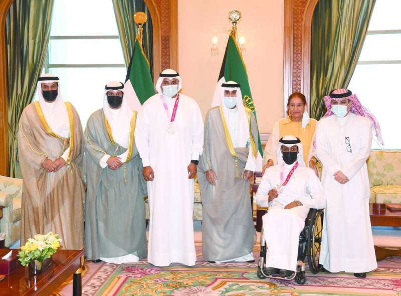 سمو الأمير متوسطاً المطيري وشيخة العبدالله ونقا وسرور والشمري والعجمي في 20 سبتمبر