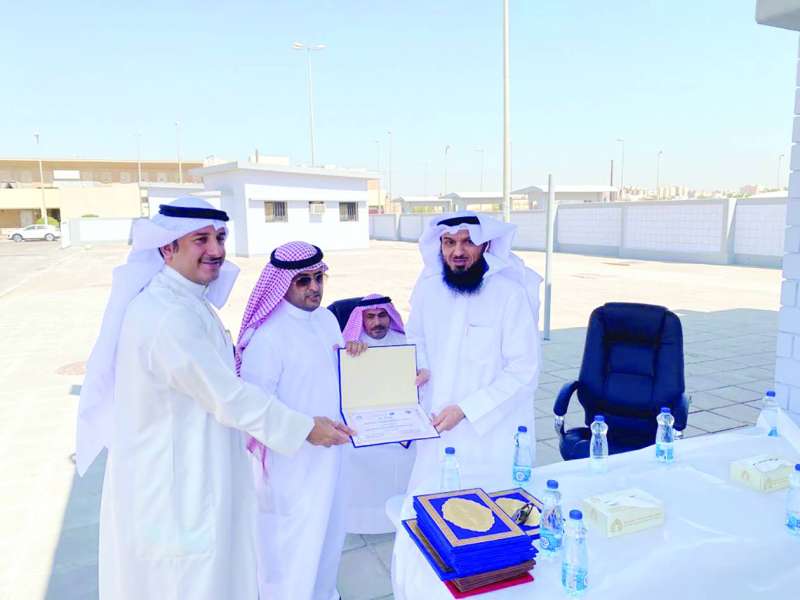 الرشيدي مكرماً رئيس فريق الحلم الأخضر شبيب العجمي