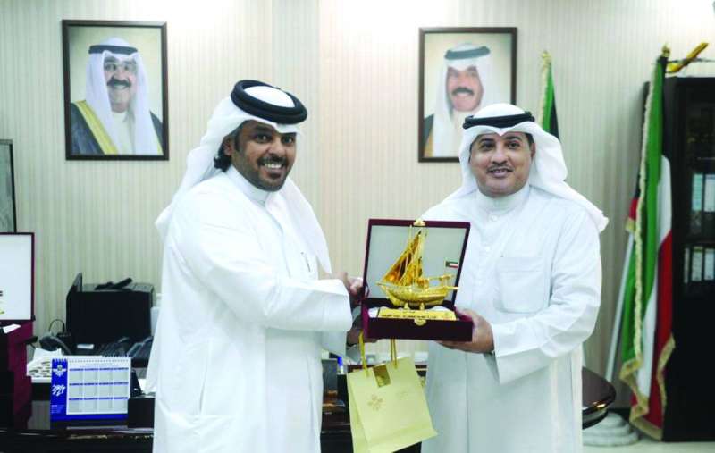 تبادل الدروع التذكارية بين الجلاوي والعكبري
