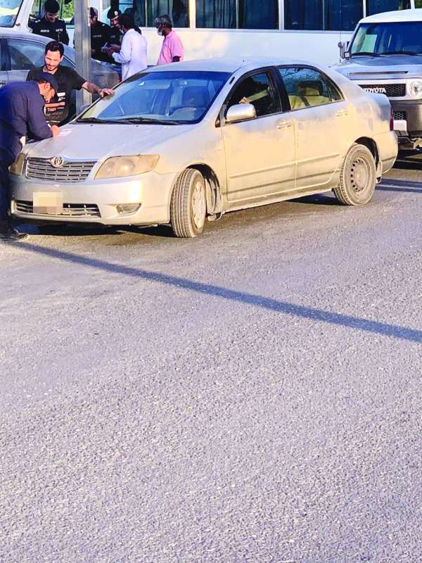 مخالفة سيارة لزوال صبغها 	(تصوير نايف العقلة)
