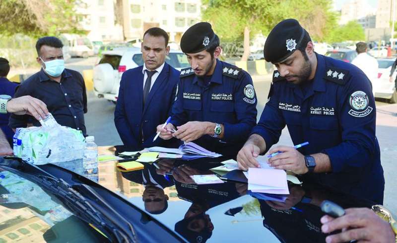 ضابطان يحرران مخالفات 