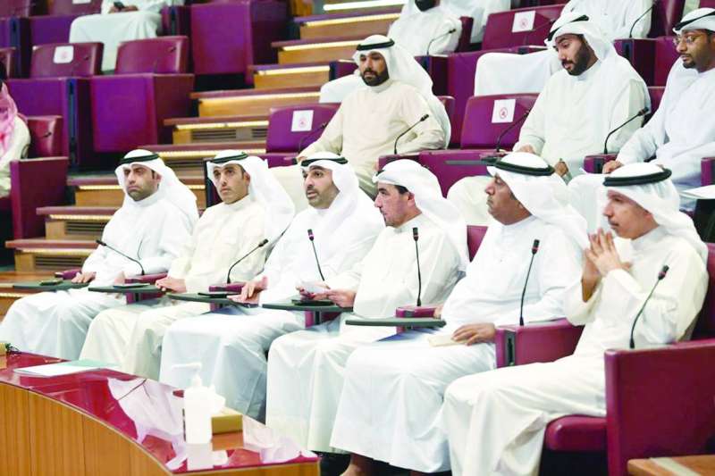 
النواب الستة في الجلسة الأخيرة للمؤتمر
