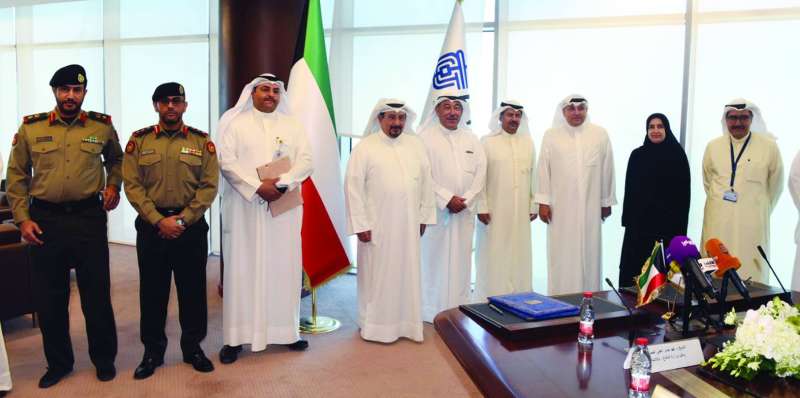 
لقطة جماعية لممثلي معهد الأبحاث ووزارة الدفاع	 (تصوير نايف العقلة)