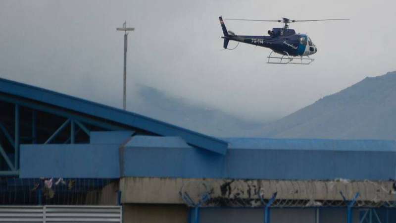 مروحية عسكرية تحلق فوق سجن في لاتاكونغا في الإكوادور 