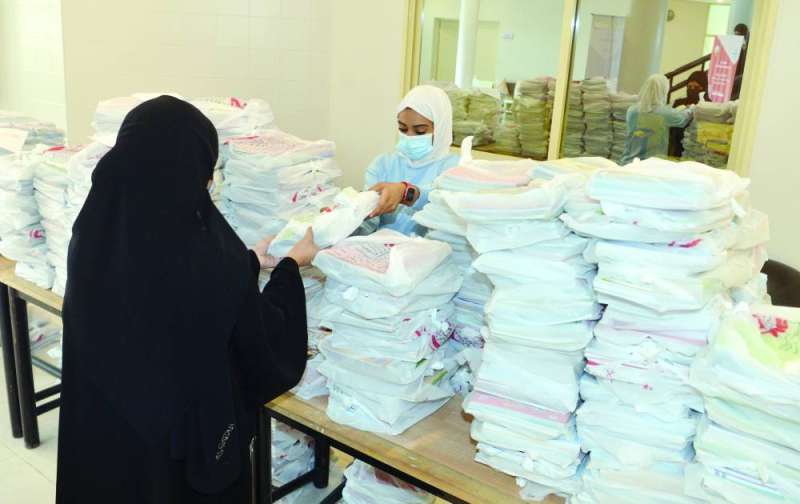 
تجهيز الكتب لتوزيعها على الطلبة