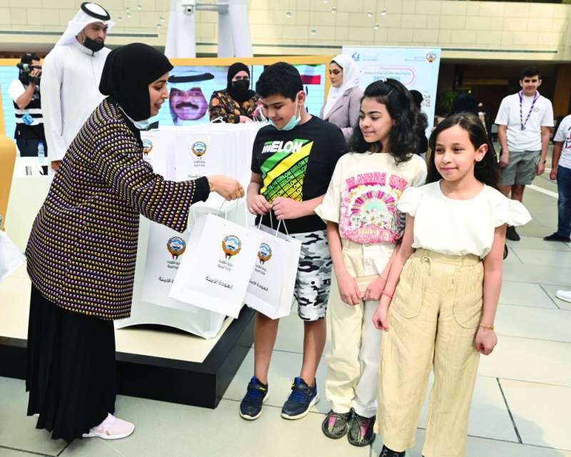 
توزيع هدايا ومنشورات على الأطفال في المعرض بالأفنيوز	 (تصوير أسعد عبدالله)
