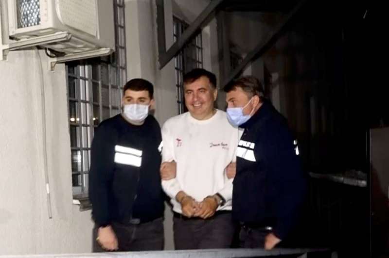 Saakashvili in the midst of two security elements after his arrest Friday upon his return to Georgia