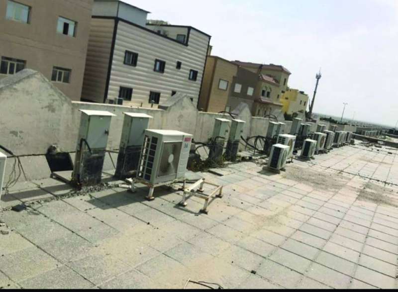 إجراء الصيانة الدورية للتكييفات فوق أسطح المدارس
