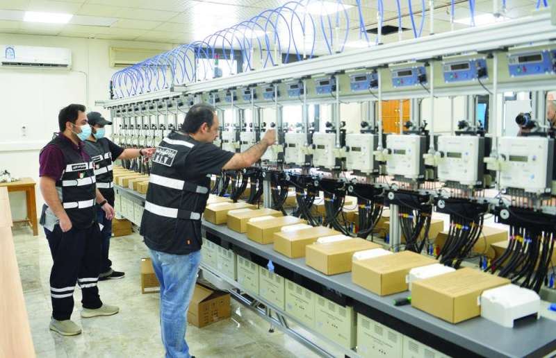 فنيو المشاغل يفحصون العدادات الذكية 	 (تصوير نايف العقلة)
