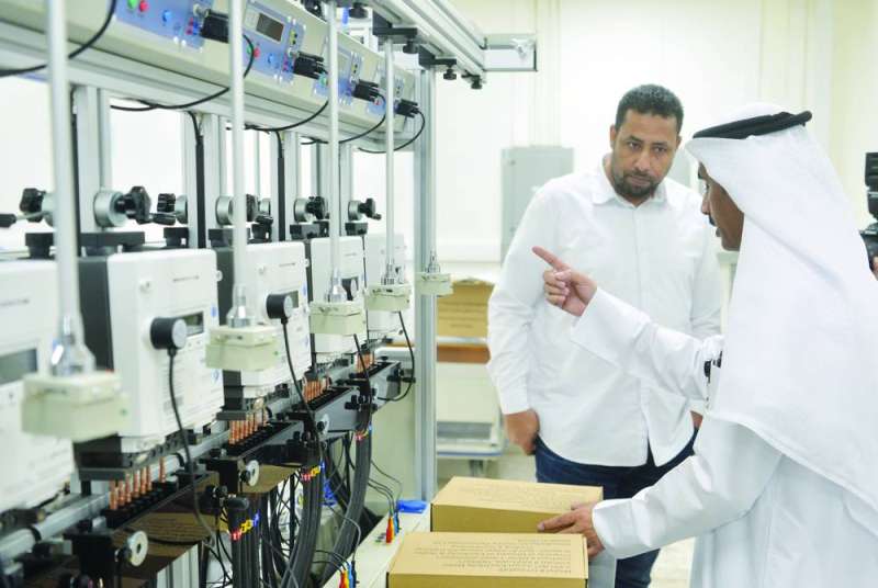 العجمي والزميل علي العلاس في ورشة الفحص
