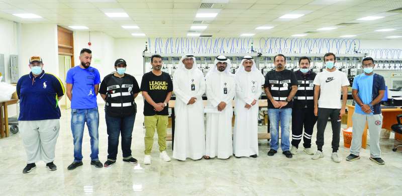 العجمي والبريكي والعنزي وعدد من موظفي مشاغل «الكهرباء» في لقطة جماعية
