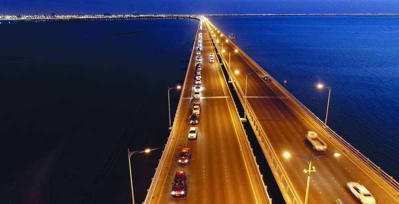 لا توجد حارات مخصصة للدراجات الهوائية على جسر جابر 	(تصوير أسعد عبدالله) 