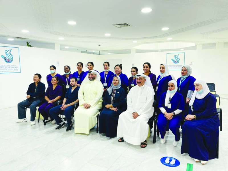 الشطي متوسطاً فريق عمل مركز التطعيم في منطقة الصباح الصحية