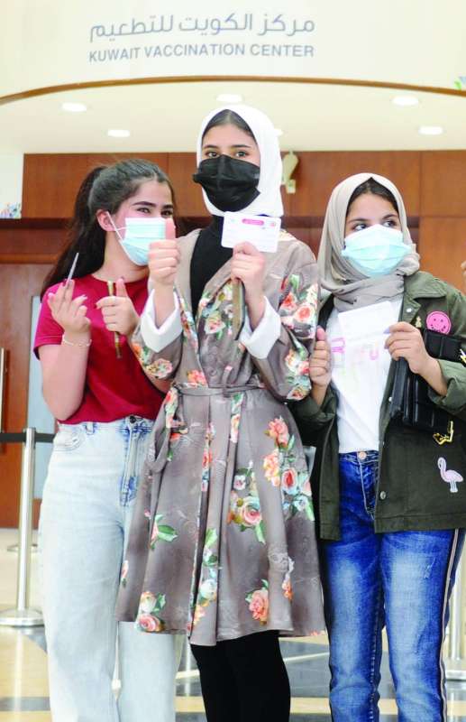 فتيات سعيدات بالتطعيم في أرض المعارض أمس 	(تصوير سعود سالم)