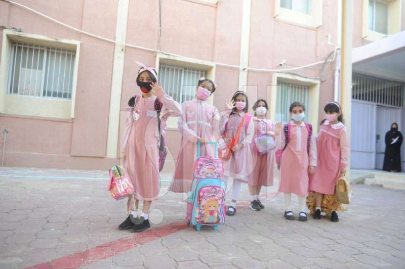 المدارس وزعت الكتب على طلابها.. والدرس الأول عن «الجائحة وآثارها»
 