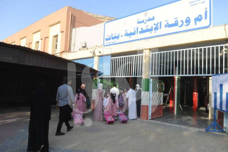 المدارس وزعت الكتب على طلابها.. والدرس الأول عن «الجائحة وآثارها»
 