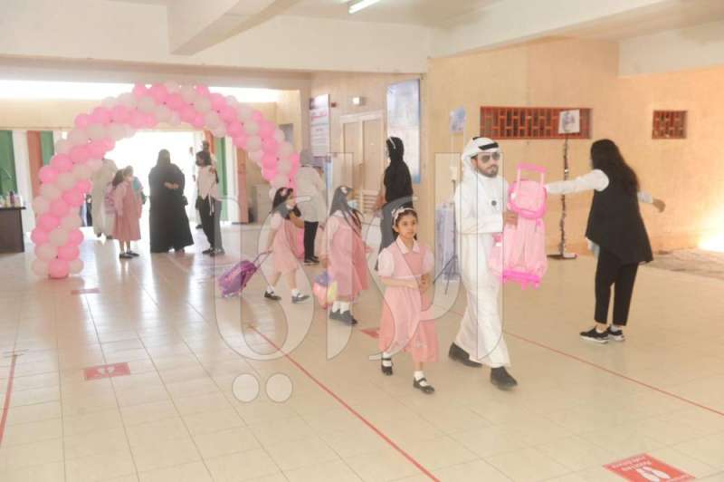 المدارس وزعت الكتب على طلابها.. والدرس الأول عن «الجائحة وآثارها»
 