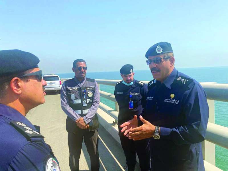 وكيل وزارة الداخلية خلال الجولة في جسر جابر