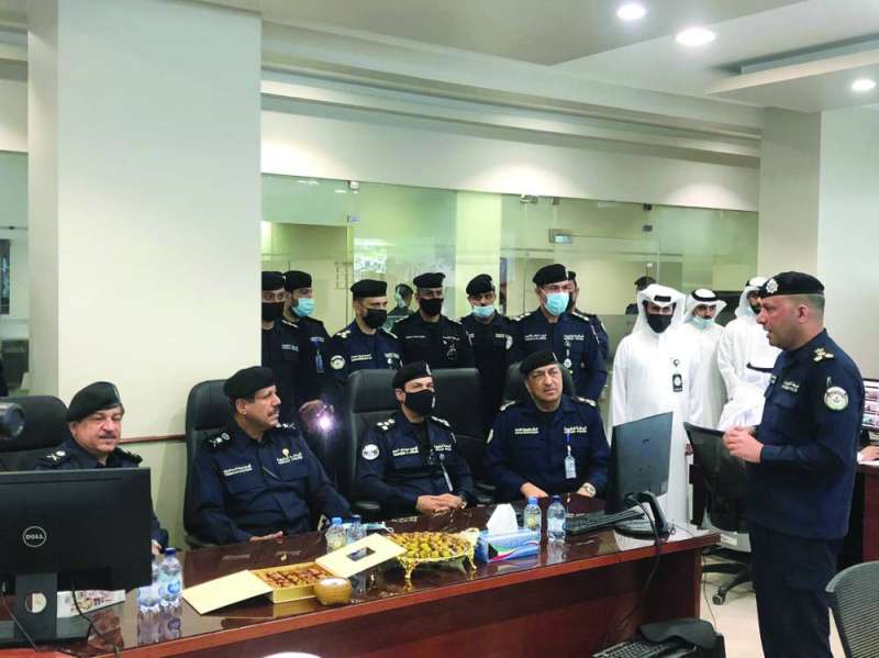 وكيل «الداخلية» خلال تفقده الإدارة العامة للمرور
