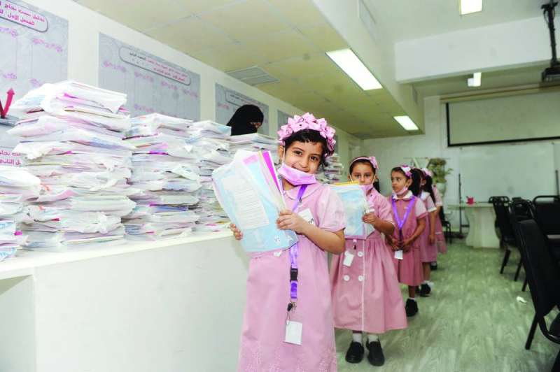 زهرات تسلمن كتبهن في يوم الدراسة الأول 	(تصوير نايف العقلة)