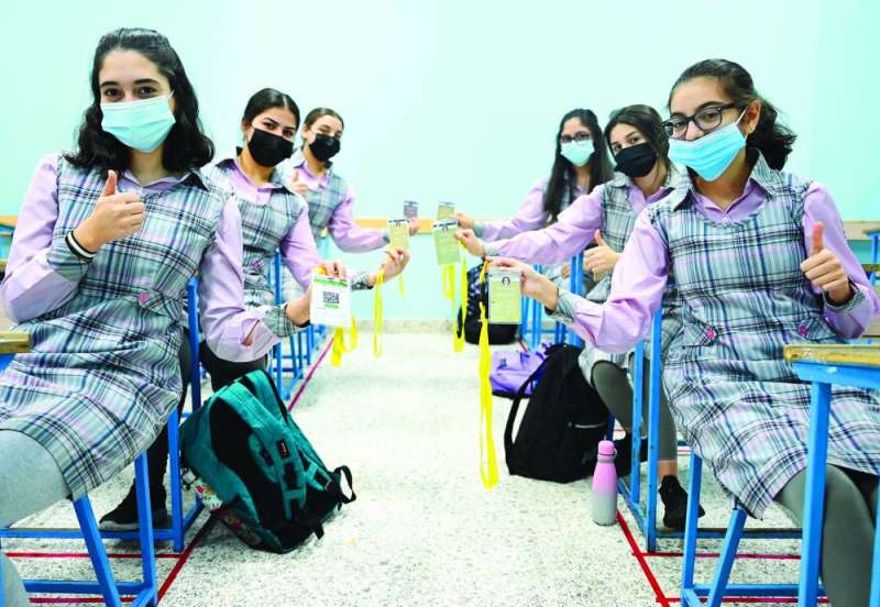 طالبات يعرضن «هويتي» لإثبات التطعيم	(تصوير سعود سالم)