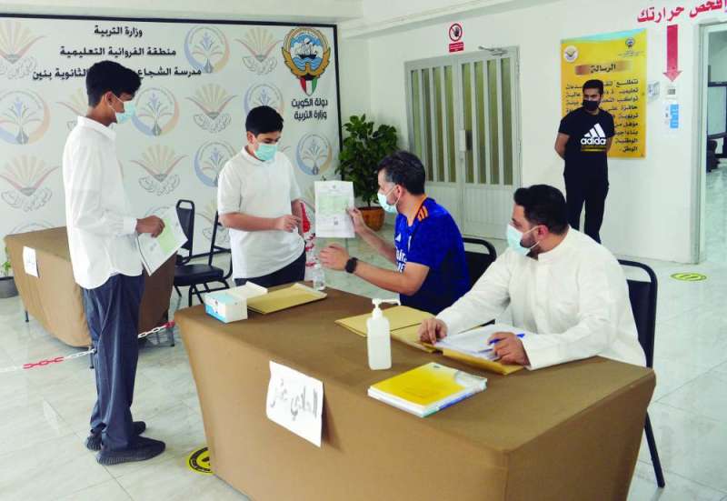 التأكد من شهادة التطعيم في مدرسة ثانوية 