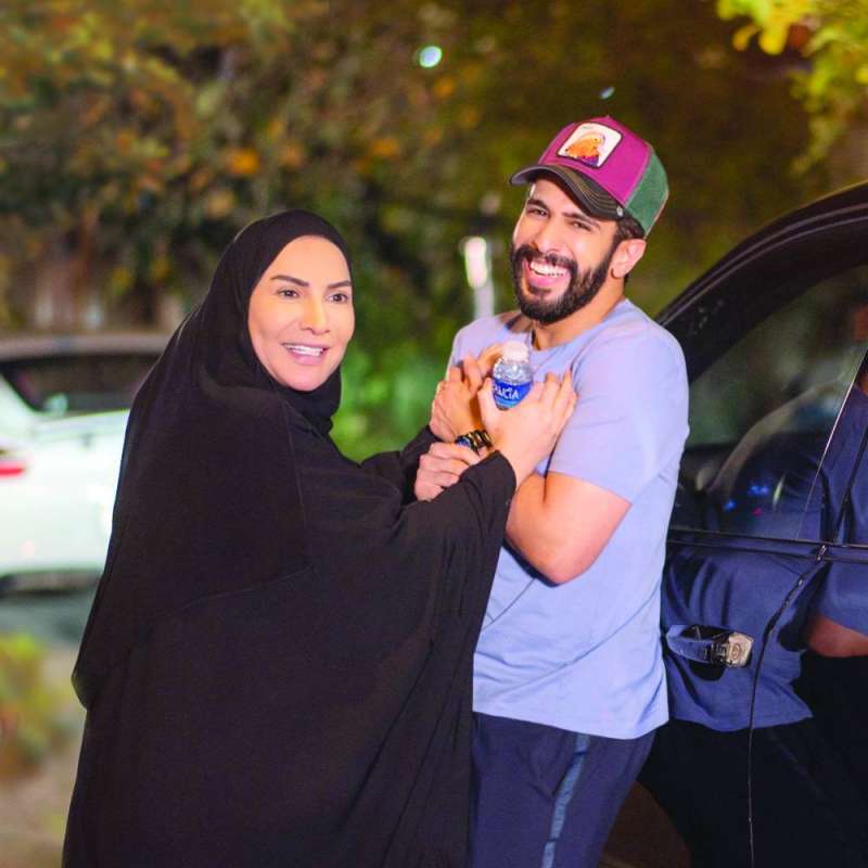 هدى حسين ممازحة البناي... في كواليس «كف ودفوف»
