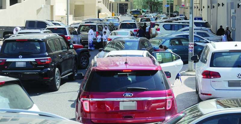 العدد الكبير للسيارات يغلق الطرق في محيط المدارس بمنطقة صباح السالم	 (تصوير سعود سالم) 