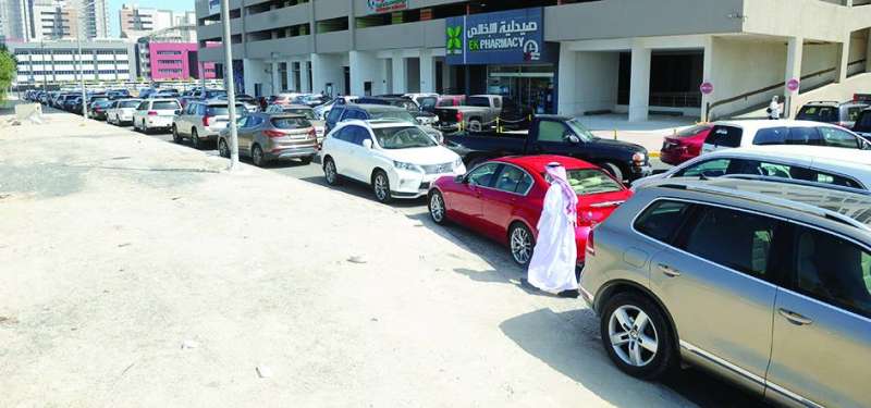 سيارات أهالي الطلبة 